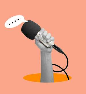 Eine menschliche Hand, die ein Mikrofon mit einer Sprechblase hält (Retro-Collage).