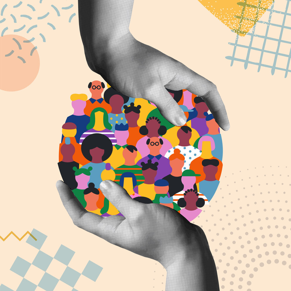 Vielfältige Menschen in Kreisform, die von menschlichen Händen gehalten werden (Retro-Collage).